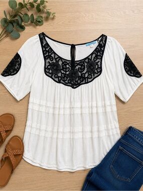 Anthropologie Leifnotes white top with black lace detail. Size XS EUC